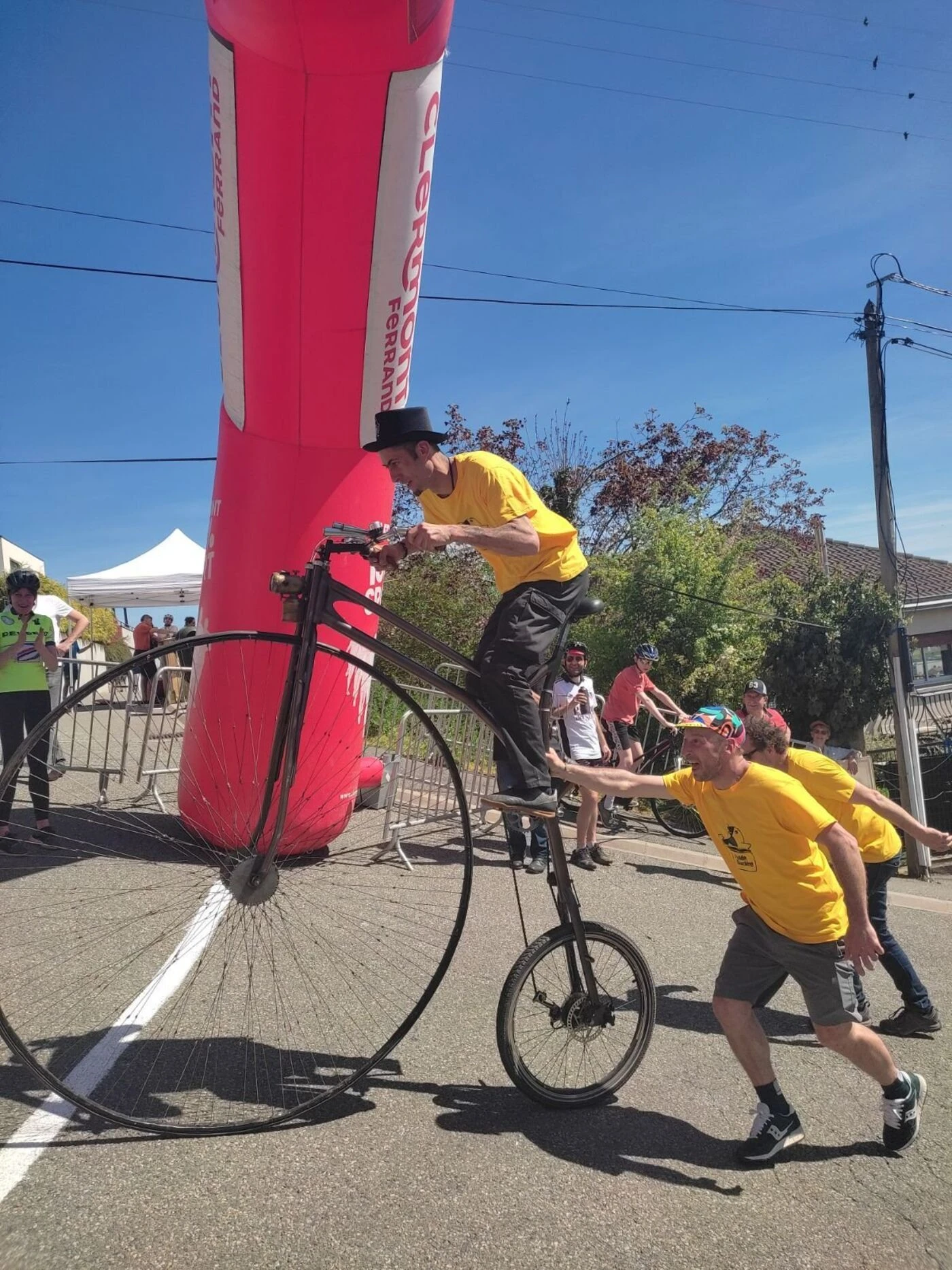 « Les passants m’applaudissent » : ce Clermontois a construit une réplique de draisienne, vélo géant du XIXe siècle