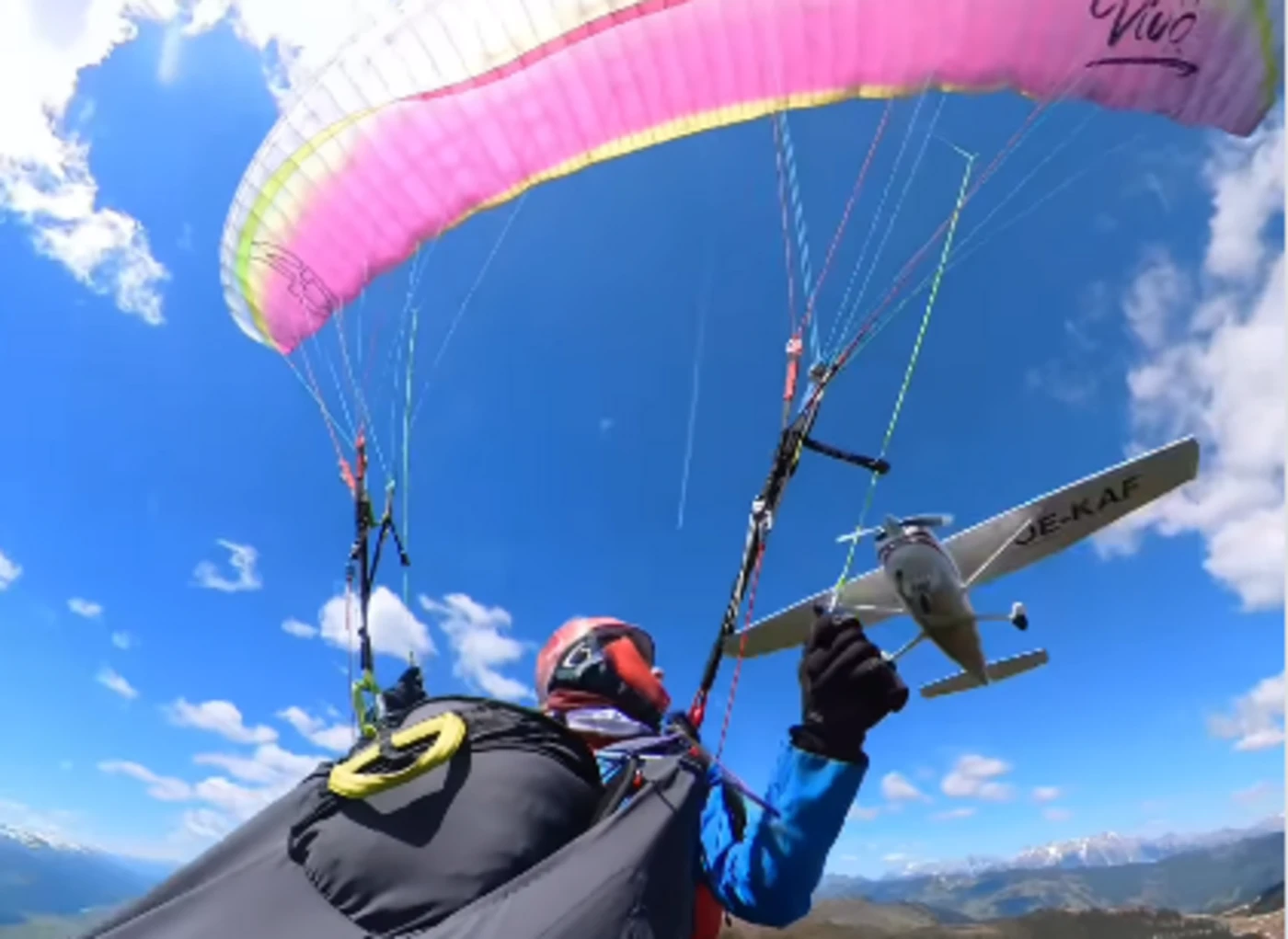 « J’ai du mal à y croire » : les images incroyables d’une parapentiste qui survit à une collision avec un avion de tourisme en Autriche
