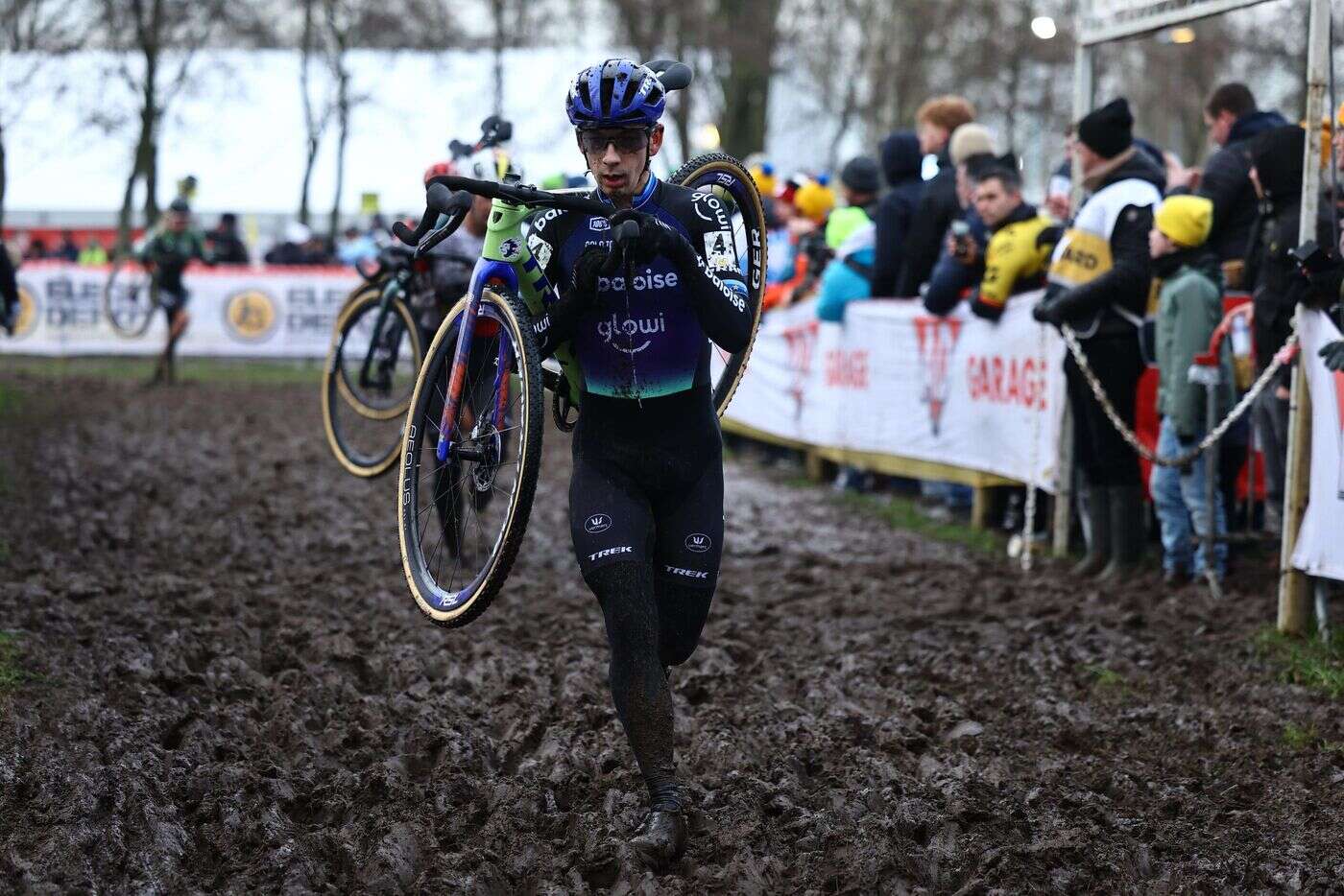 Cyclo-cross : en récidiviste, Lars van der Haar se remet l’épaule en place à l’aide de sa selle en pleine course