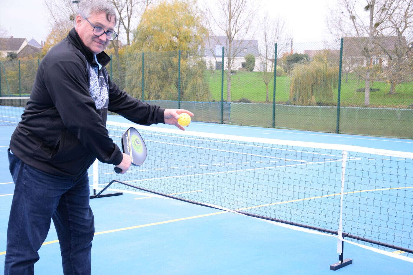 « On vient pour s’amuser » : le pickleball, un tennis miniature très séduisant, fait son trou à Yèvres