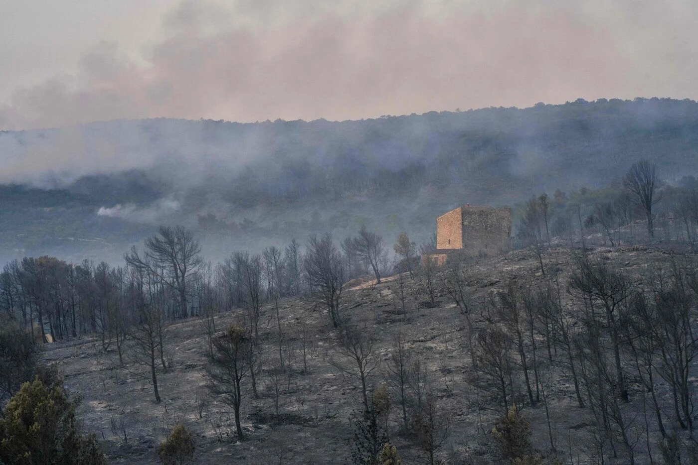 Incendie dans l’Aude : des paysages calcinés à perte de vue, les désolantes images aériennes du « feu du siècle »