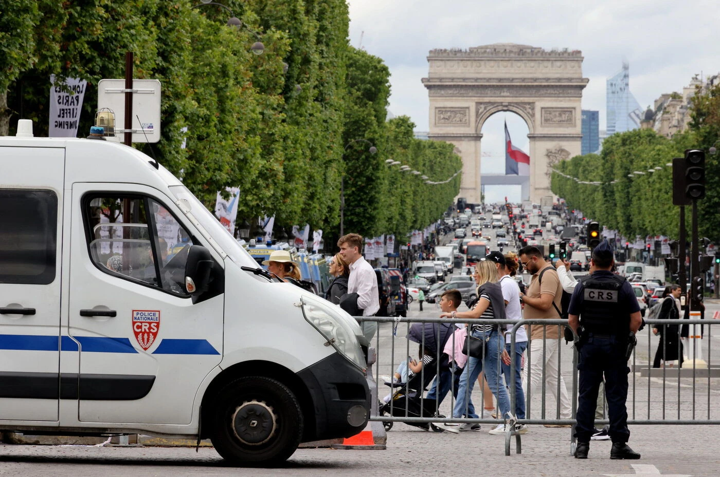 PSG-Arsenal : la maire du VIIIe de Paris veut « saturer » les Champs-Élysées de forces policières et exige le « zéro casse »