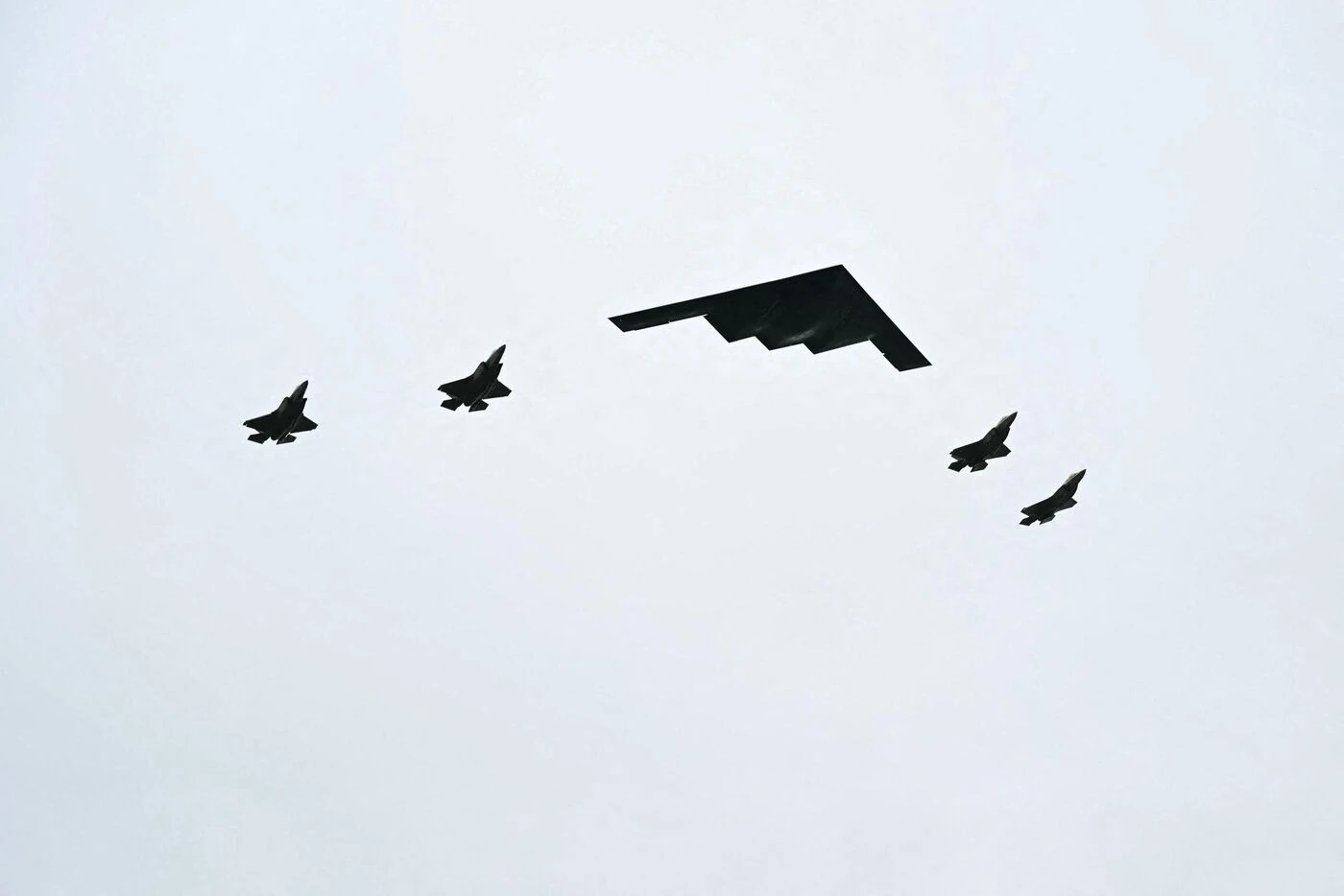 Bombardier furtif B-2, avions de chasse… la démonstration de force américaine dans le ciel de l’Alaska à l’arrivée de Vladimir Poutine