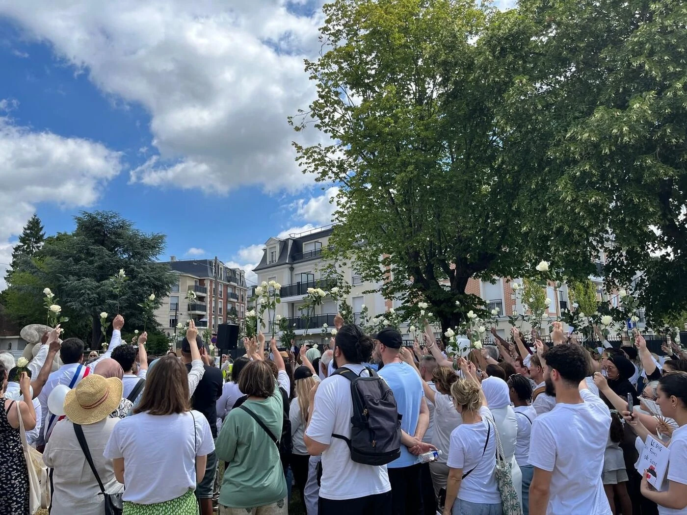 « C’est très dur » : émotion et colère à la marche blanche pour Fdila, tuée à la hache par son ex-conjoint à Gagny