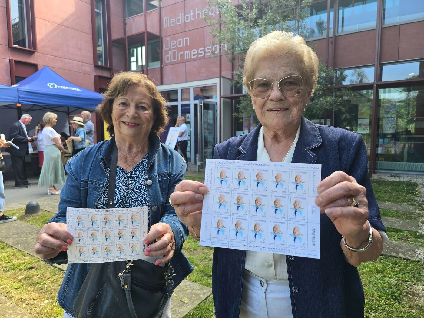 « Une évidence » : à Ormesson-sur-Marne, le timbre hommage à Jean d’Ormesson attire fans et philatélistes