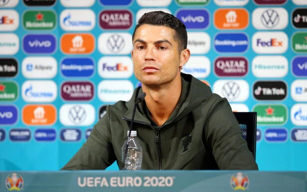 Euro 2021 : «De l’eau!», quand Ronaldo pousse des bouteilles de Coca-Cola placées devant lui