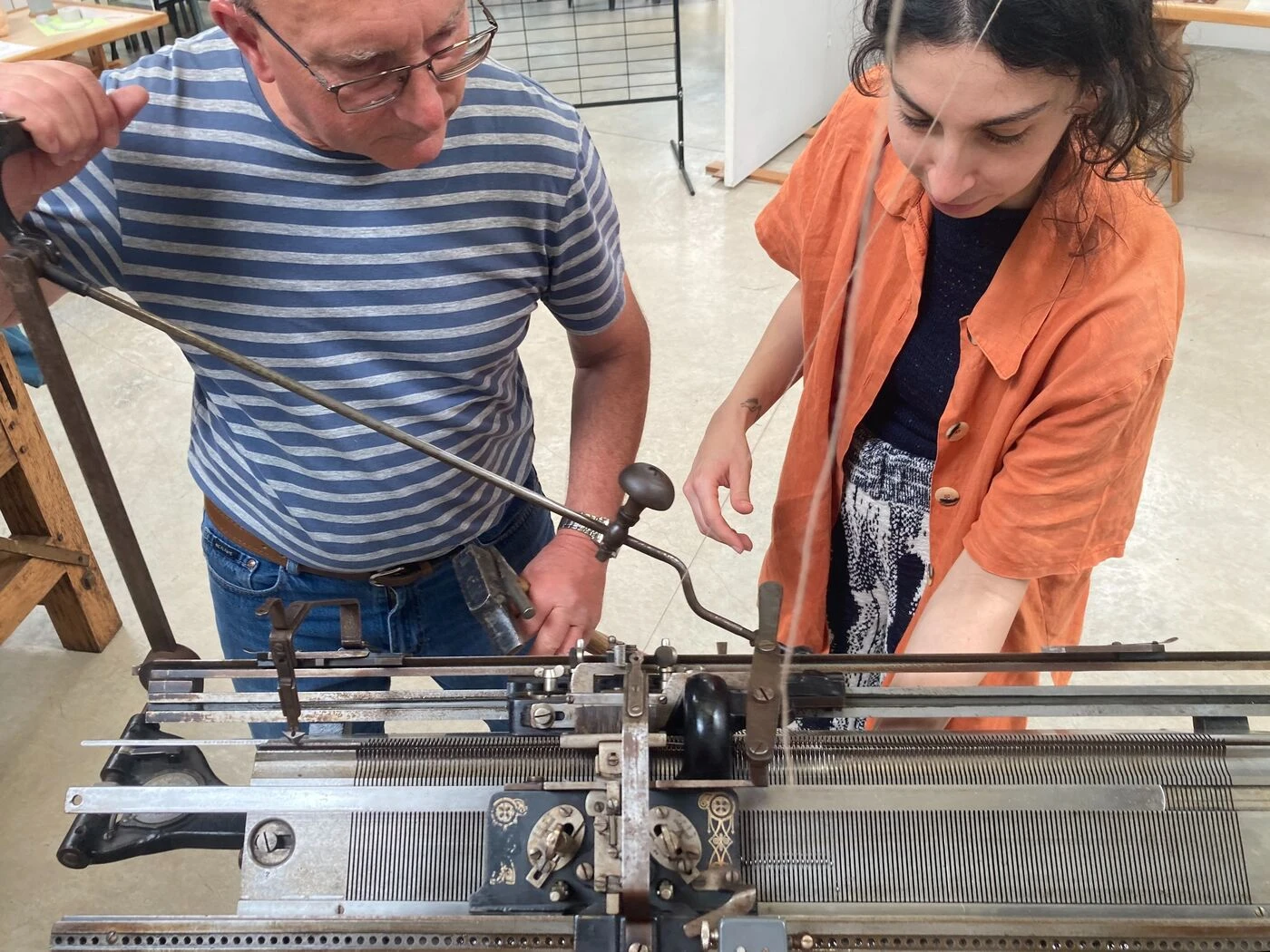 « Le tricot, c’est un peu comme le codage » : Amandine Fery restaure une vieille machine pour que le textile ait un futur à Romilly-sur-Seine