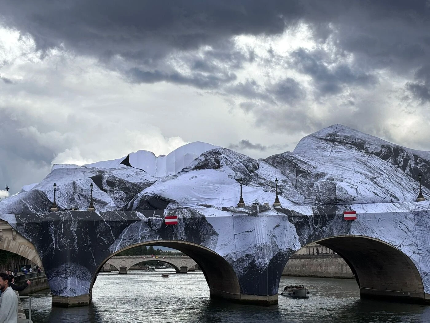 Paris : la Caverne du Pont-Neuf soulevée par le vent, quatre jours avant son ouverture