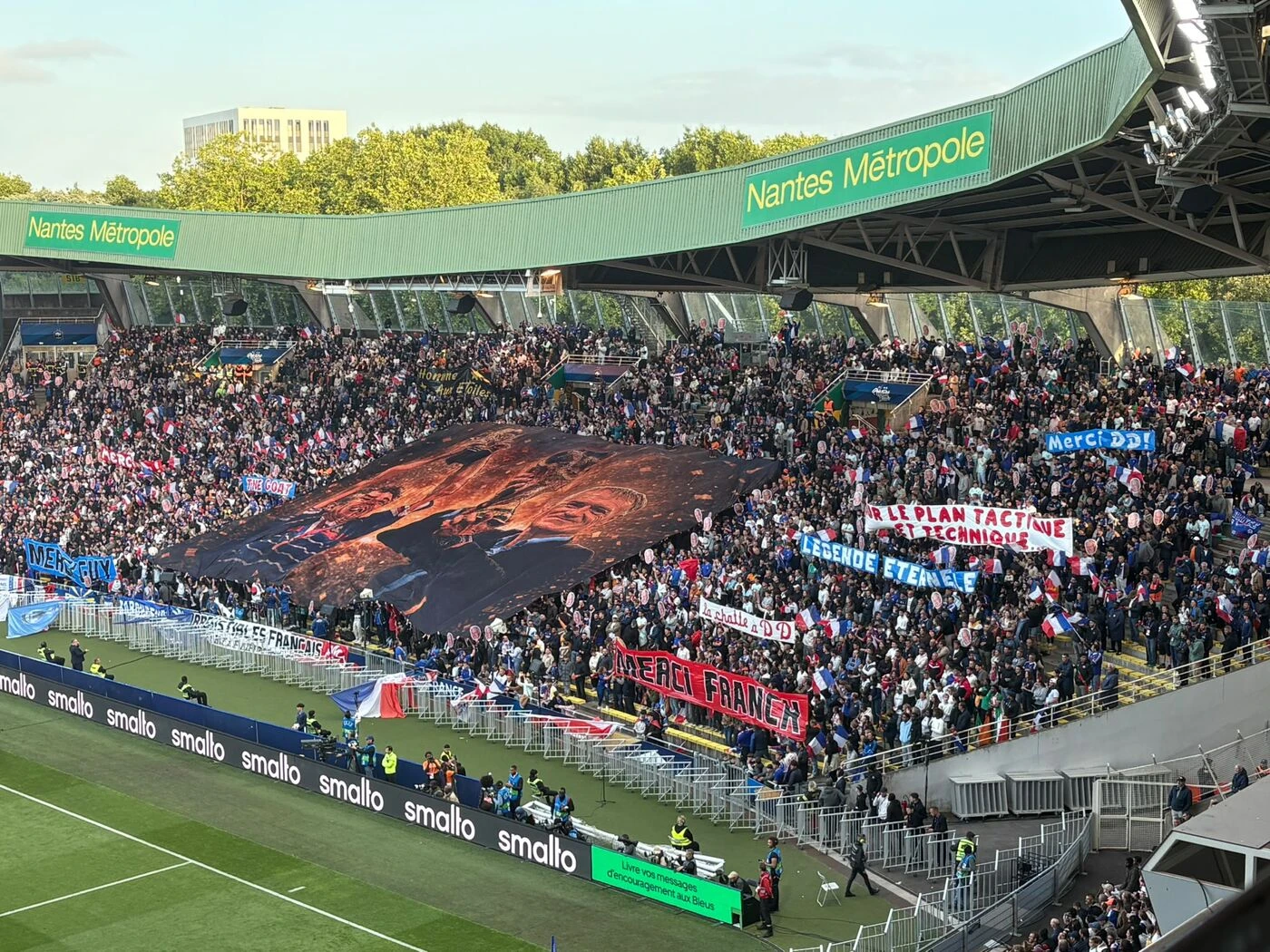 France-Côte d’Ivoire : « Légende éternelle », « La chatte à DD »… La Beaujoire rend hommage à Didier Deschamps