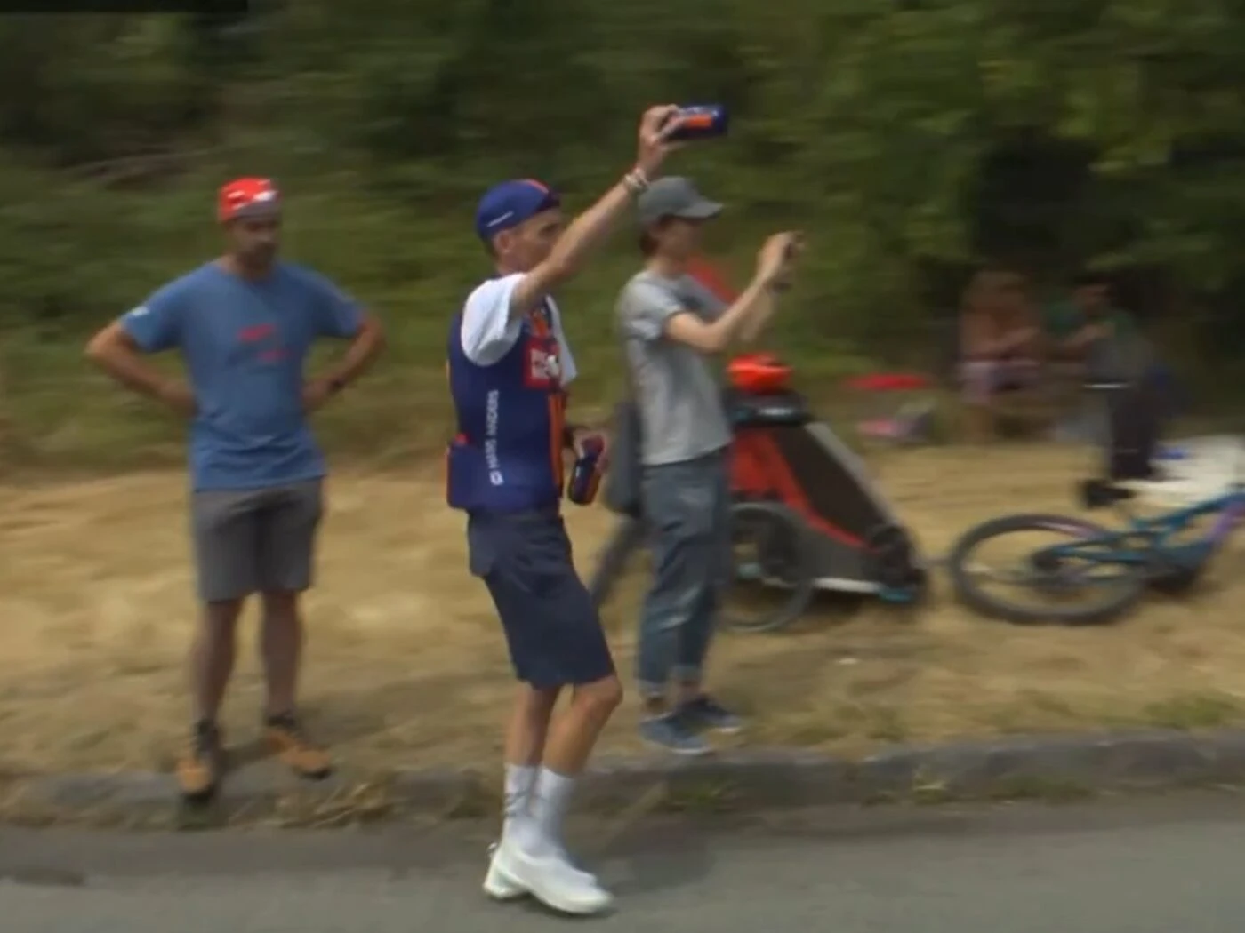Tour de France : quand le néoretraité Romain Bardet se transforme en distributeur de bidons