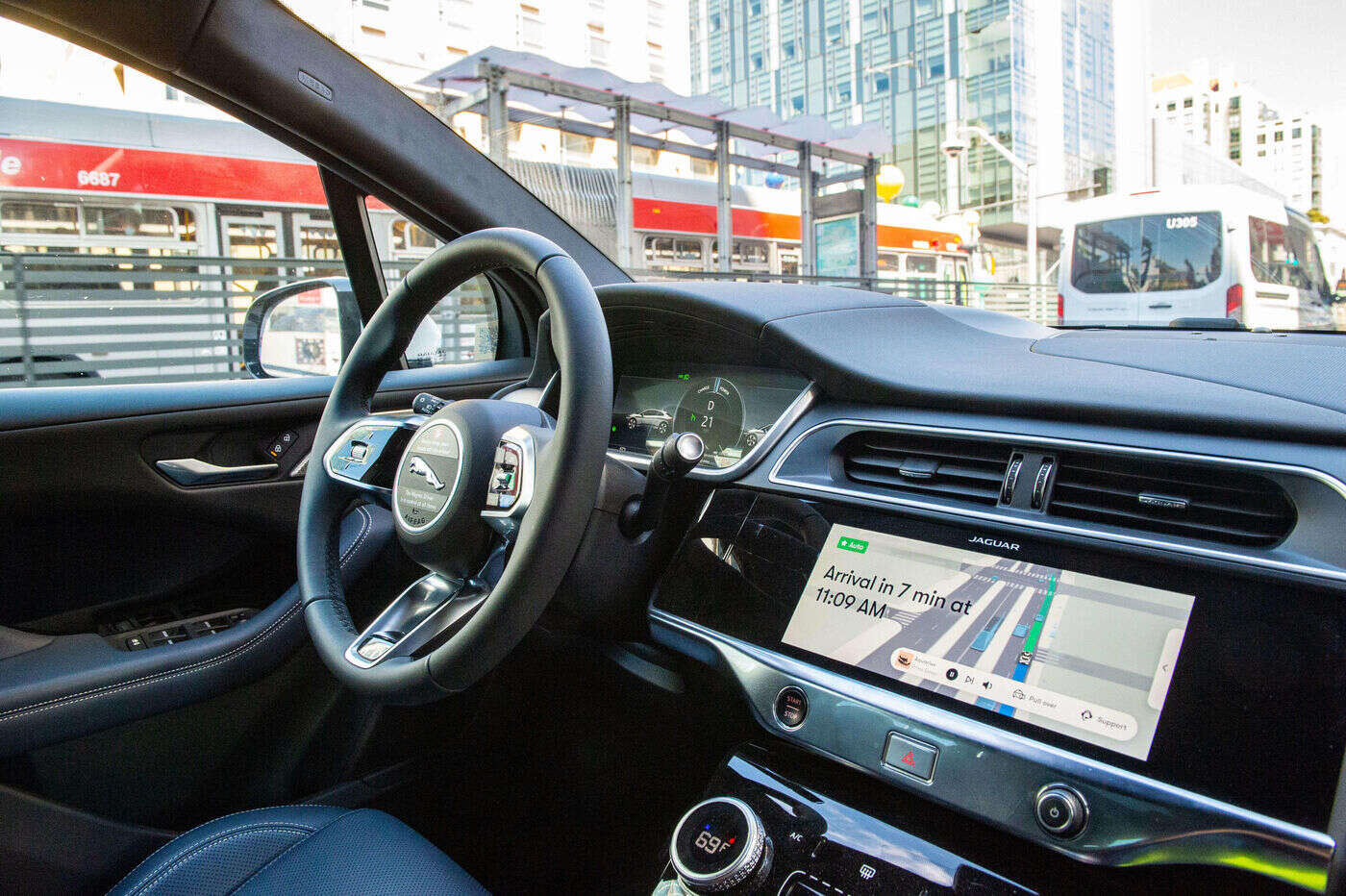 « Je ne peux pas sortir de la voiture » : un Américain coincé dans un taxi autonome qui tourne en rond