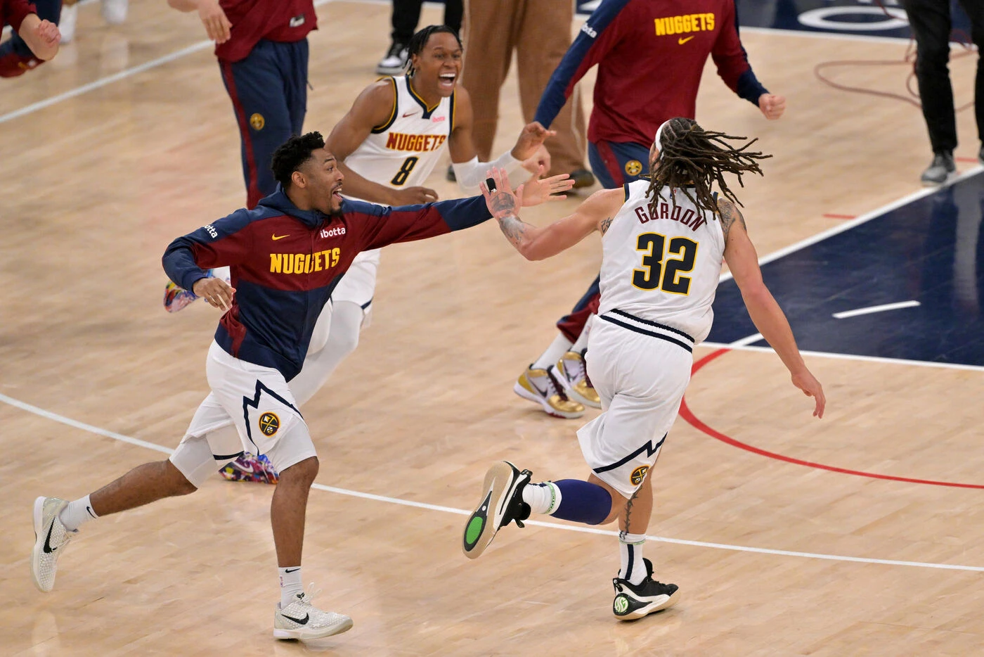Playoffs NBA : l’incroyable victoire sur le fil de Denver, Oklahoma City premier qualifié