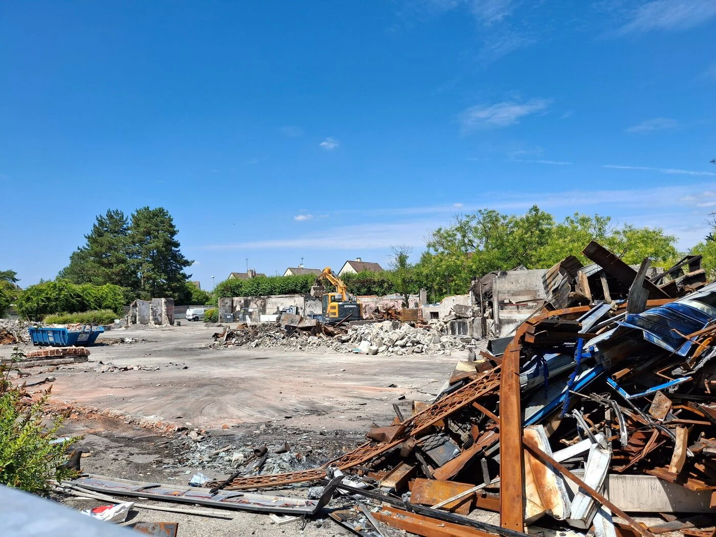 « On y allait presque tous les jours » : à Évry, le centre commercial de Thorigny se remet en état après l’incendie