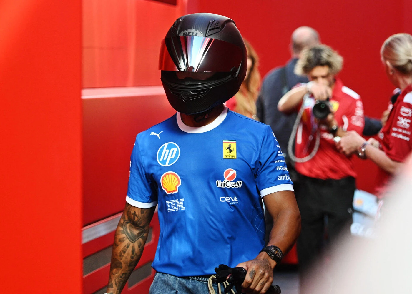 F1, GP d’Italie : la vidéo de la spectaculaire arrivée de Lewis Hamilton en moto sur le circuit de Monza