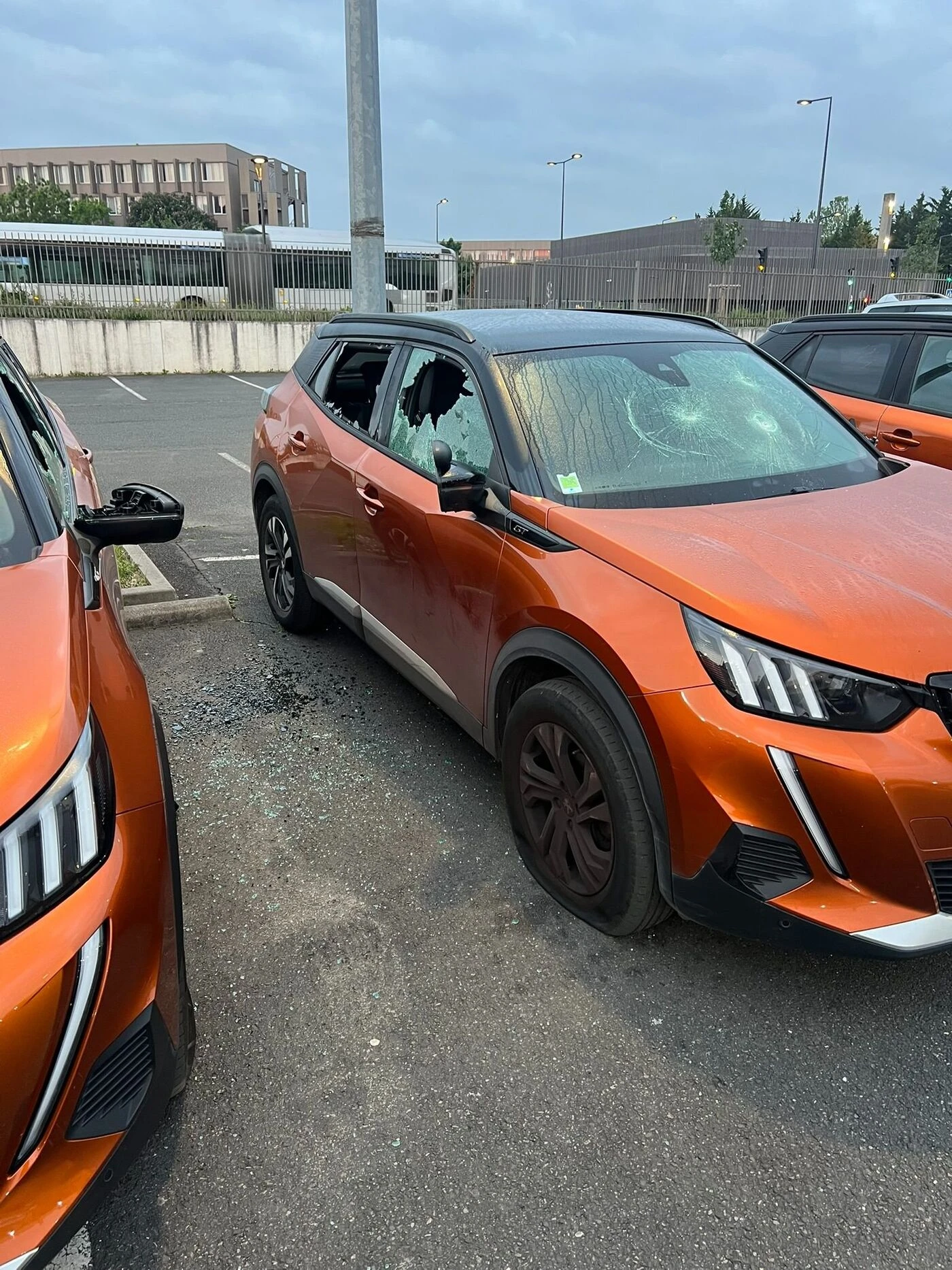Pneus crevés, vitres brisées : à Corbeil-Essonnes, dix véhicules d’une auto-école vandalisés