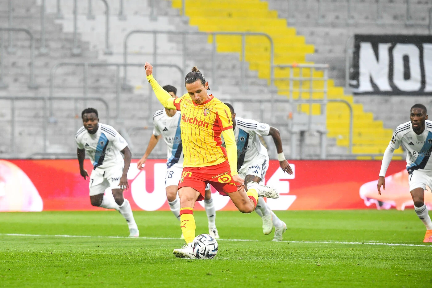 Lens-Paris FC : la vidéo du pénalty de Florian Thauvin repoussé par Obed Nkambadio