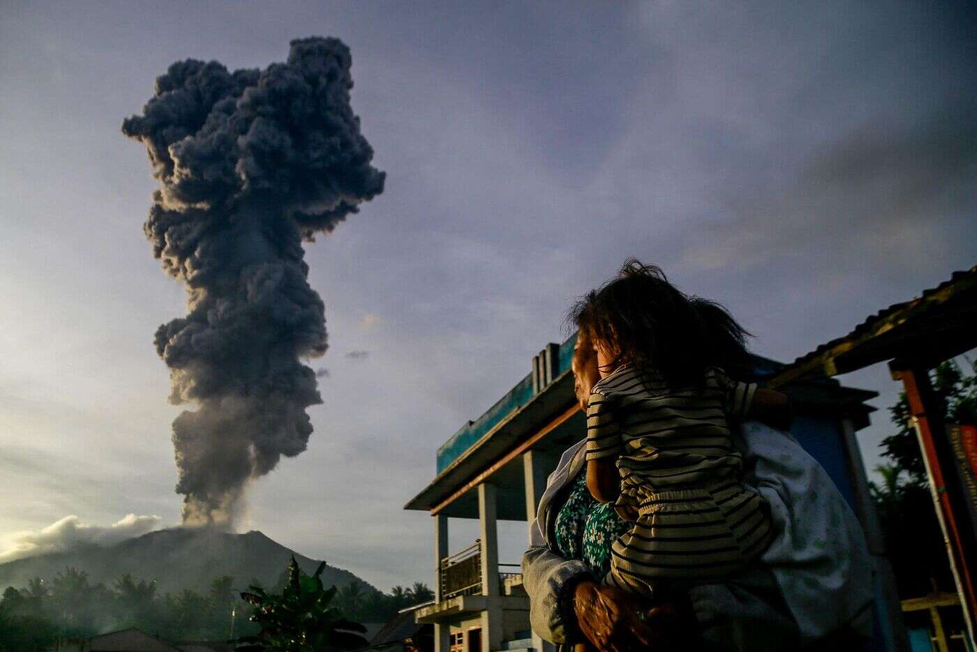 Éruption d’un volcan en Indonésie : des milliers d’évacuations autour du Mont Ibu