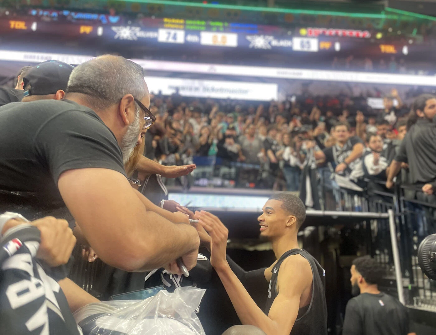 NBA : quand Victor Wembanyama invite les fans des Spurs à s’inspirer du PSG pour mettre l’ambiance