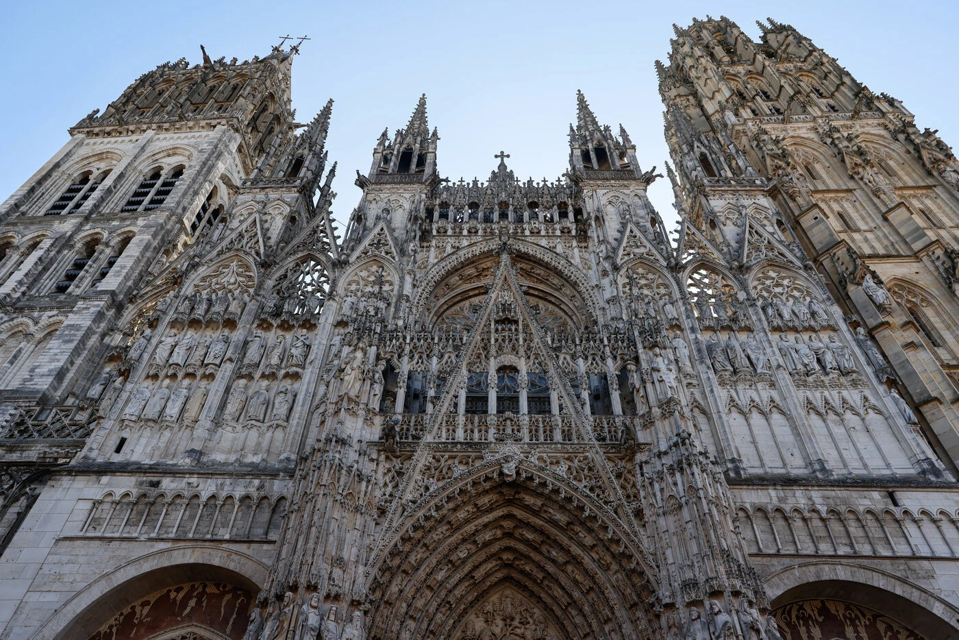 Non, la cathédrale de Rouen n’a pas été « incendiée par des djihadistes » ce vendredi soir