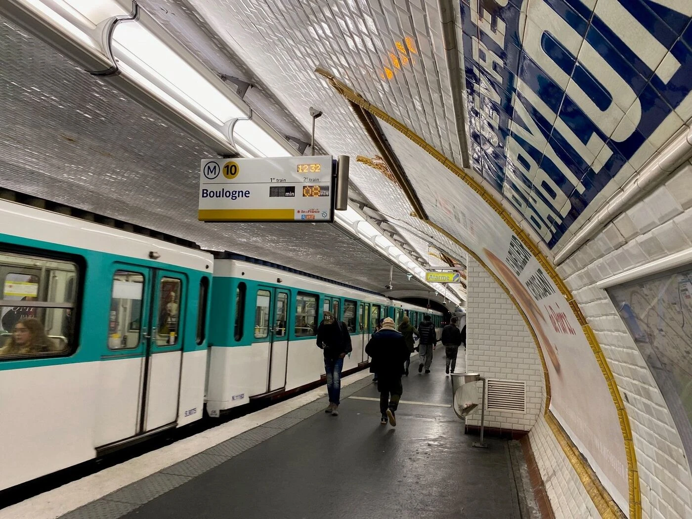 Ligne 10 du métro fermée en soirée, dessertes supprimées sur le RER C : les perturbations du week-end