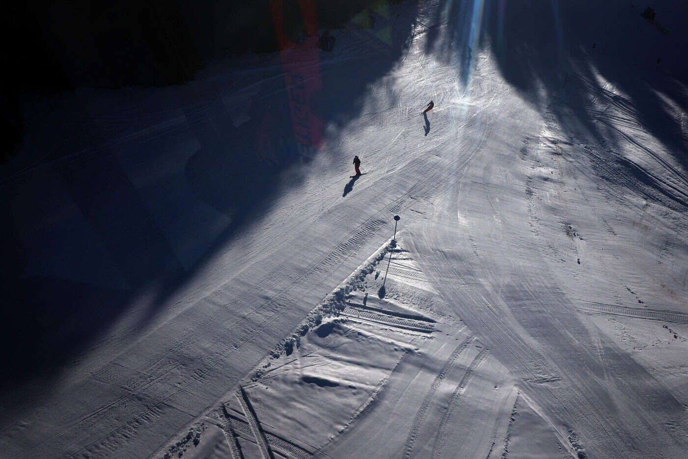 Haute-Savoie : un snowboardeur qui évoluait hors-piste meurt la tête coincée dans la poudreuse