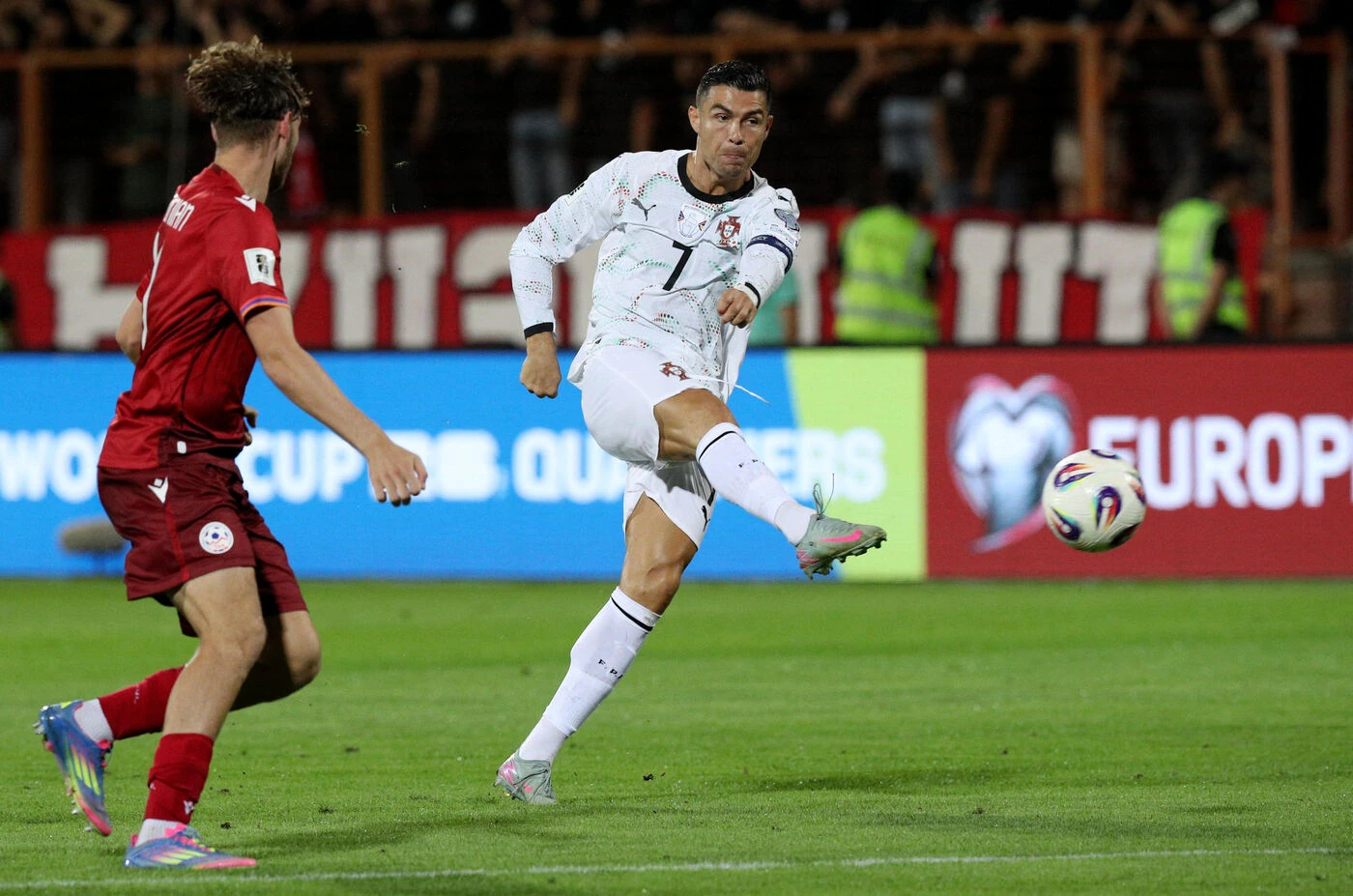 Arménie-Portugal : le doublé de Ronaldo et sa dédicace à Diogo Jota en vidéo