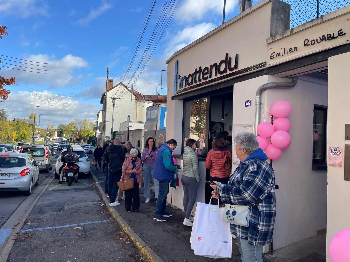 « C’est moins cher qu’au Mac Do » : à Villecresnes, l’opération solidaire et gourmande pour Octobre rose fait carton plein