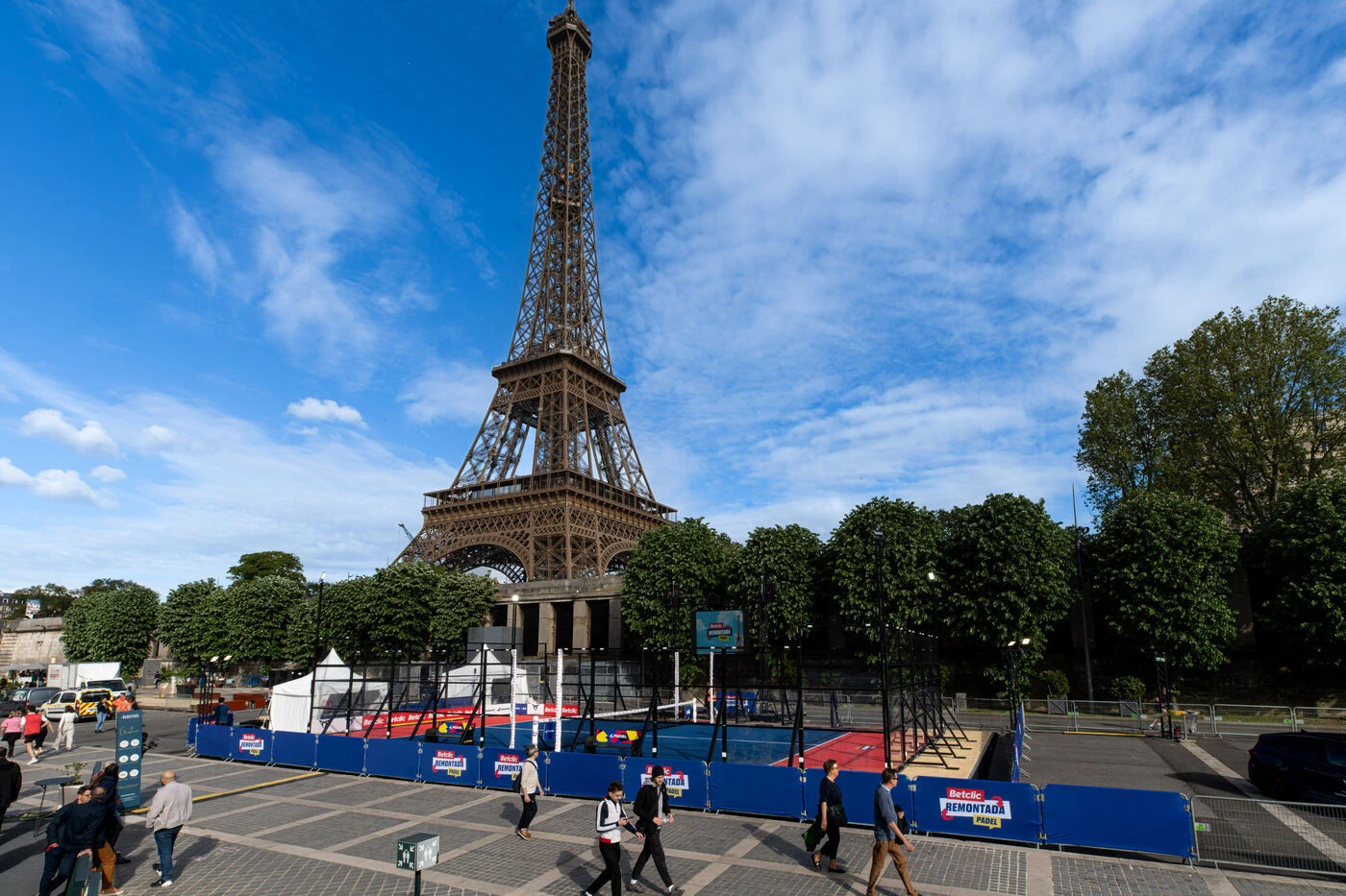 « Le meilleur terrain du monde » pour Tony Parker : à Paris, faites du padel au pied de la tour Eiffel