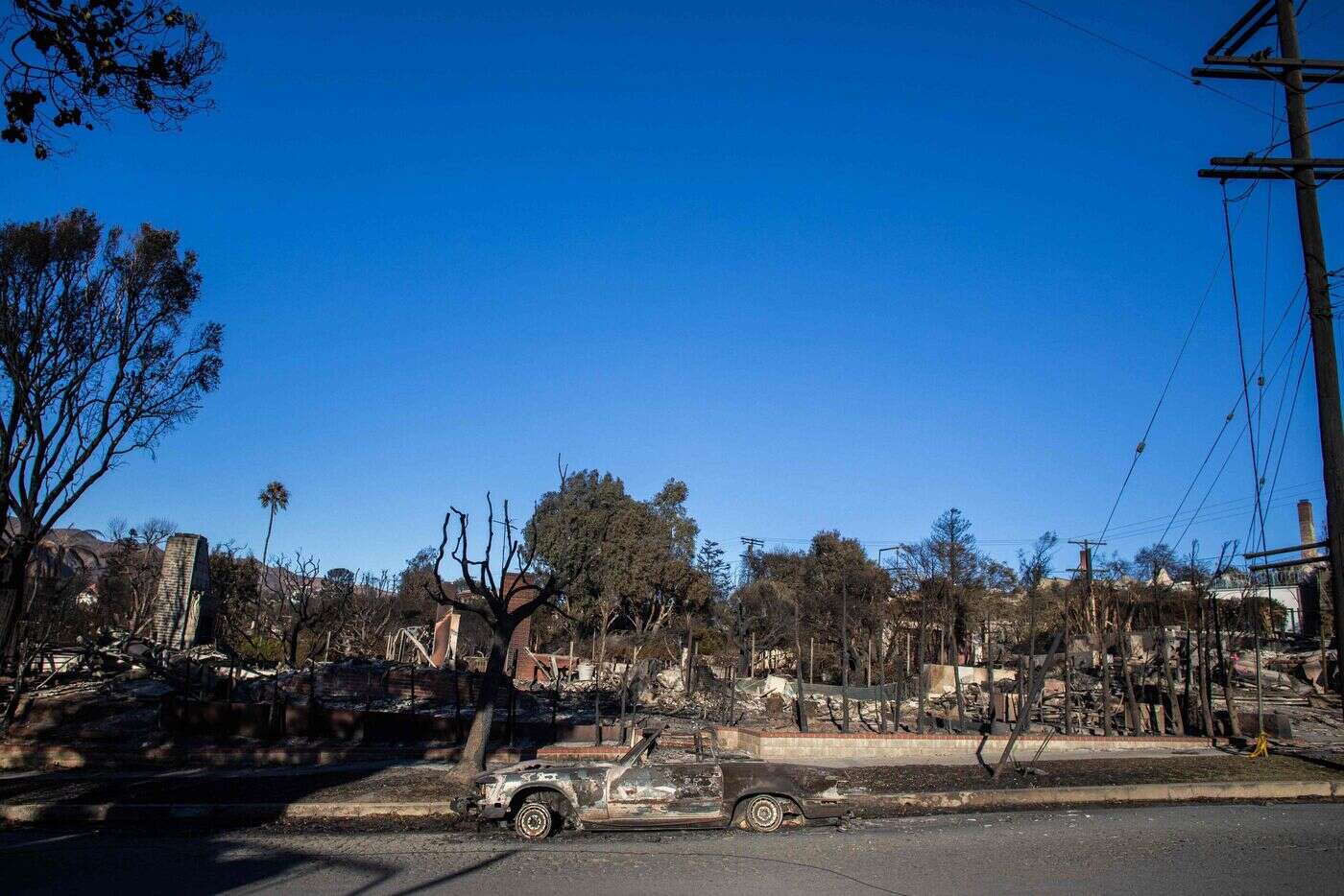 « Une lueur d’espoir » : l’incroyable image d’un van intact au milieu d’un quartier de Los Angeles parti en fumée