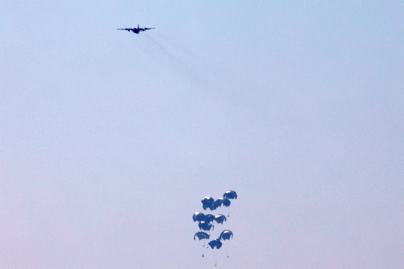 Des avions jordaniens et émiratis larguent 25 tonnes d’aide sur Gaza, selon la télévision jordanienne