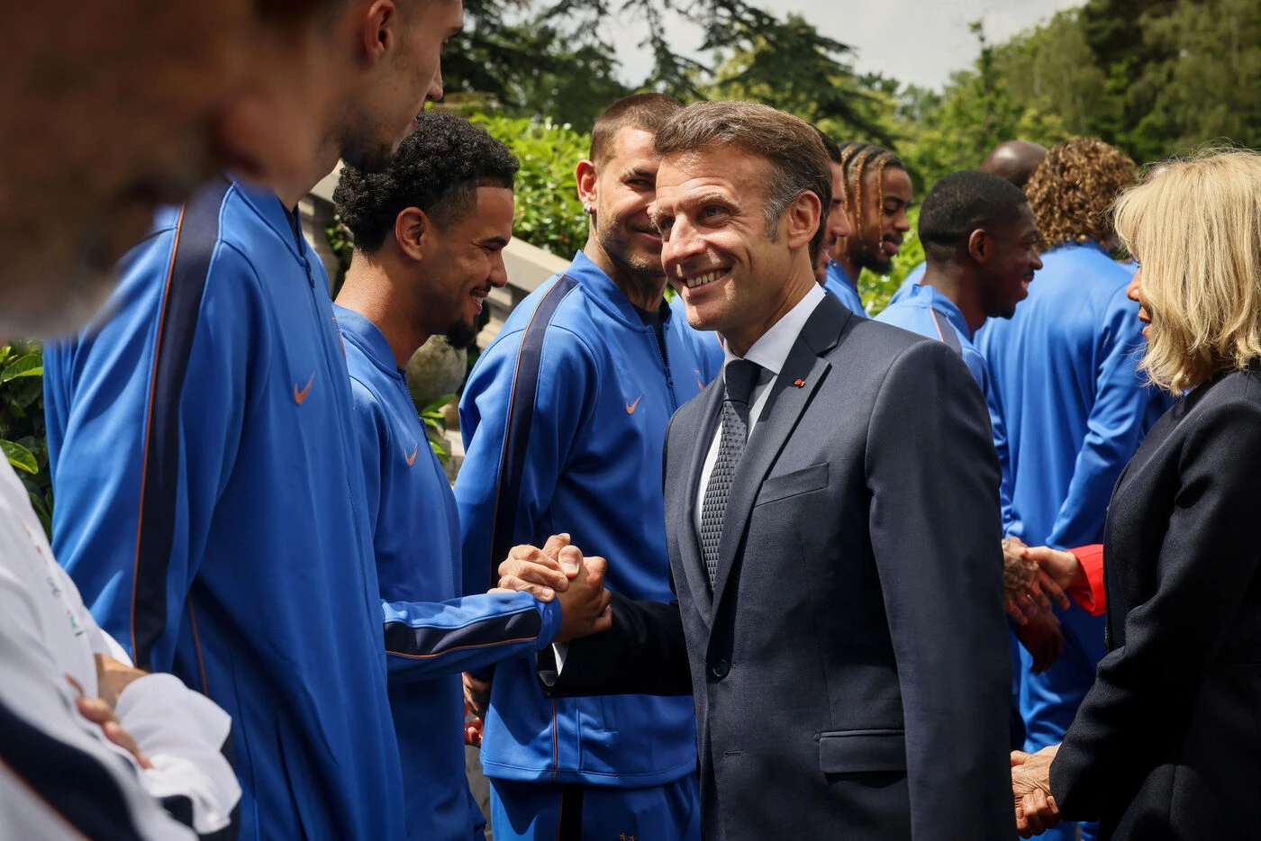 Équipe de France : visite présidentielle et arrivée des champions d’Europe, récit d’une journée rythmée pour les Bleus