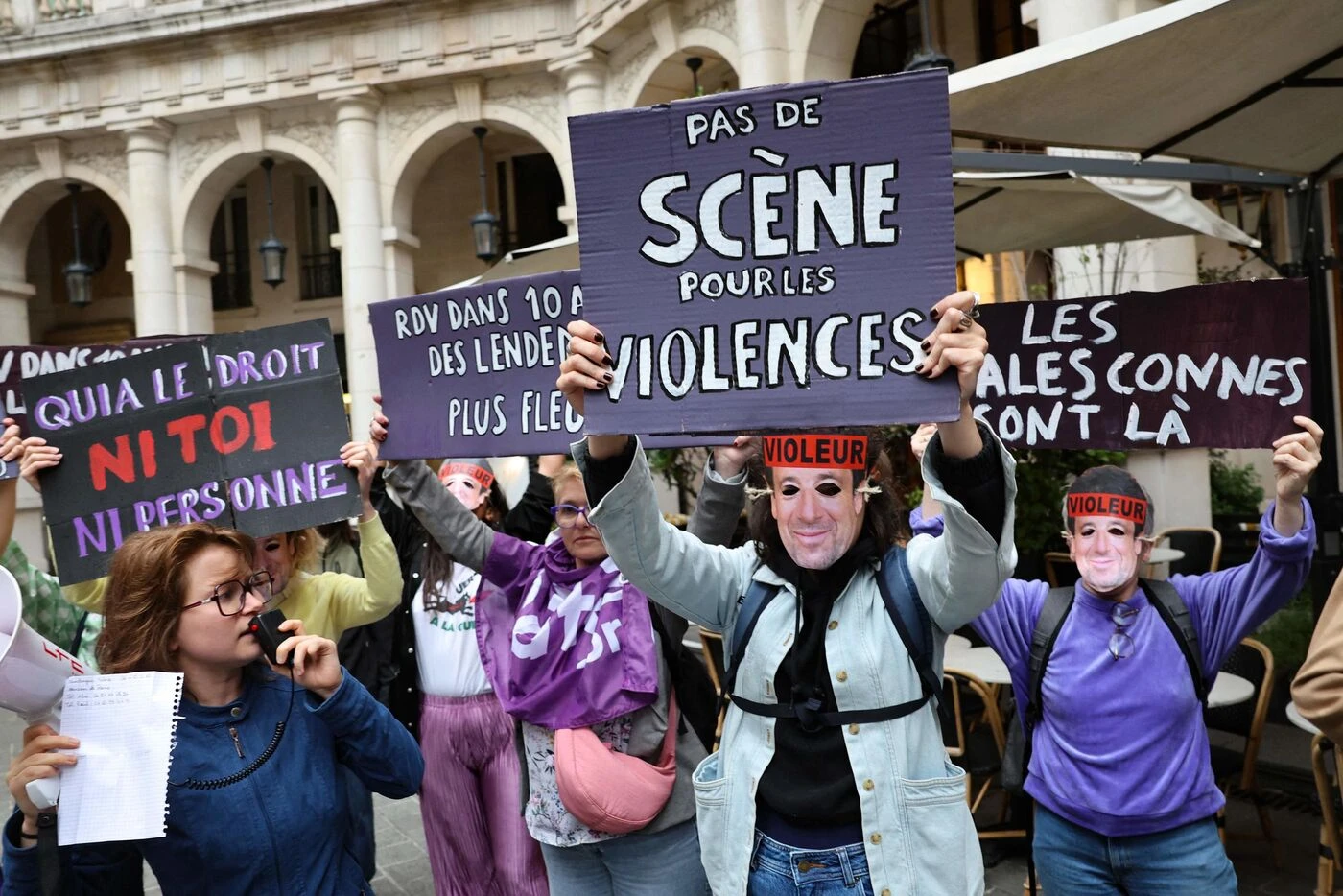 « Pas de scène pour les agresseurs » : le collectif « Nous Toutes » manifeste devant le théâtre Édouard VII, où joue Patrick Bruel