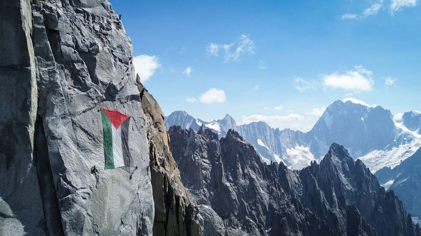 Des alpinistes ont accroché un drapeau palestinien sur un pic de Haute-Savoie