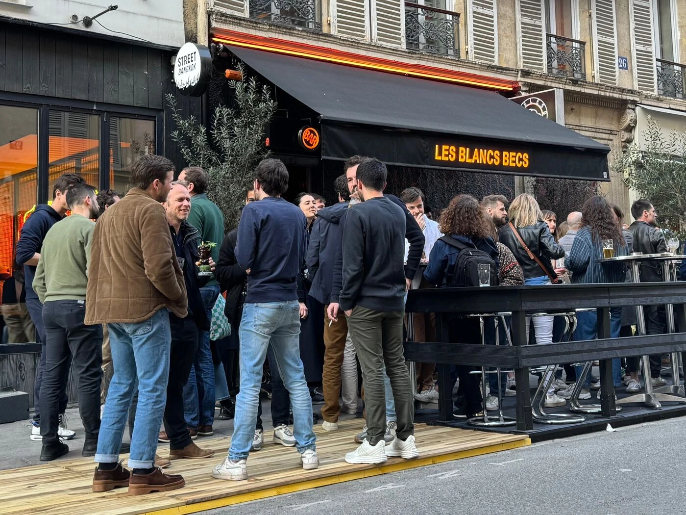Paris : en colère contre les terrasses estivales, 40 associations de riverains s’en prennent à la Ville