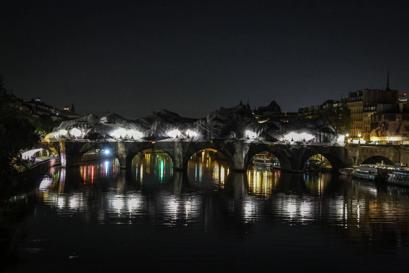 La Caverne du Pont Neuf enfin gonflée : les images de la métamorphose du plus vieux pont de Paris