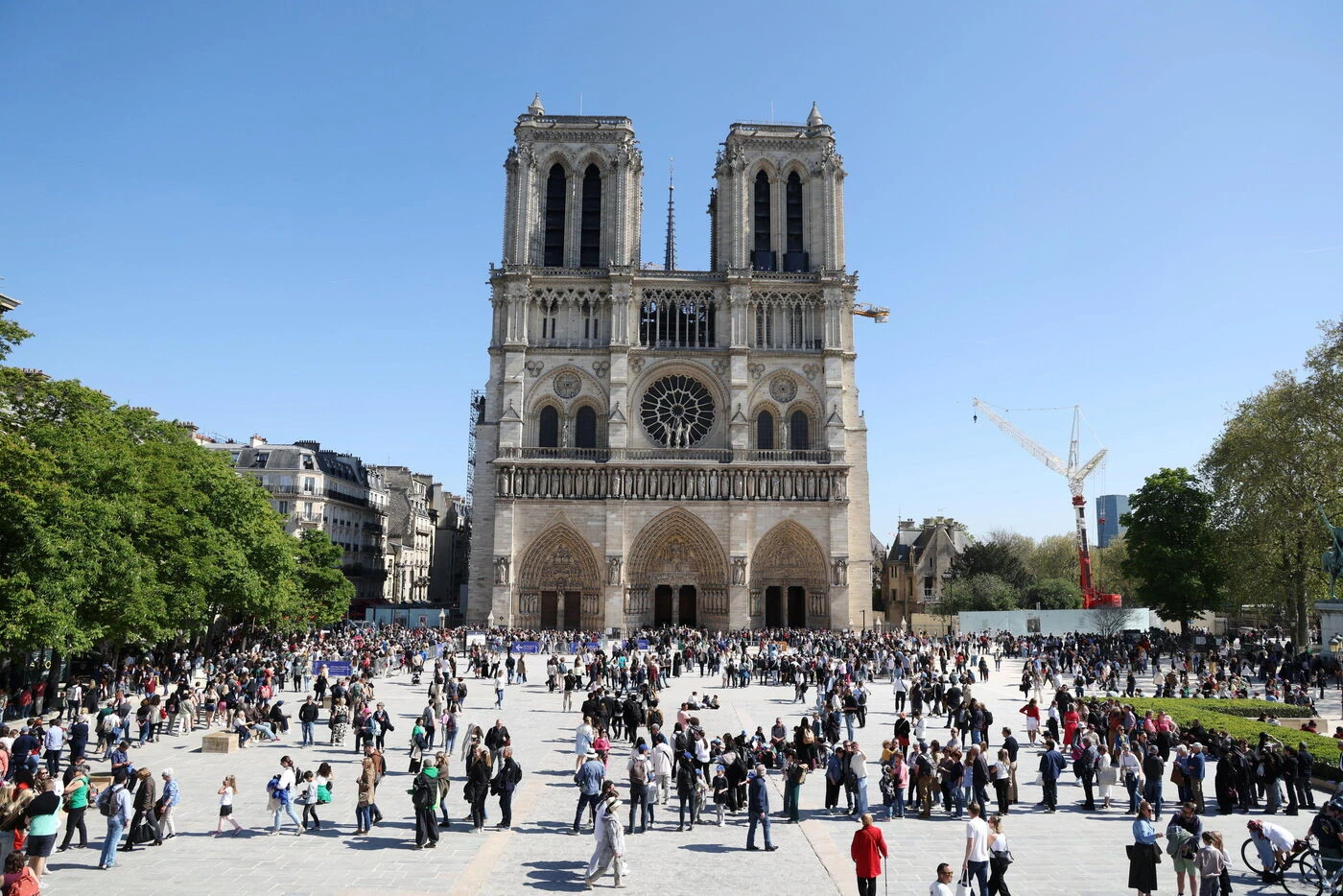 Notre-Dame de Paris : des vitraux historiques seront bien remplacés, mais «restaurés» et «exposés» promet Rachida Dati