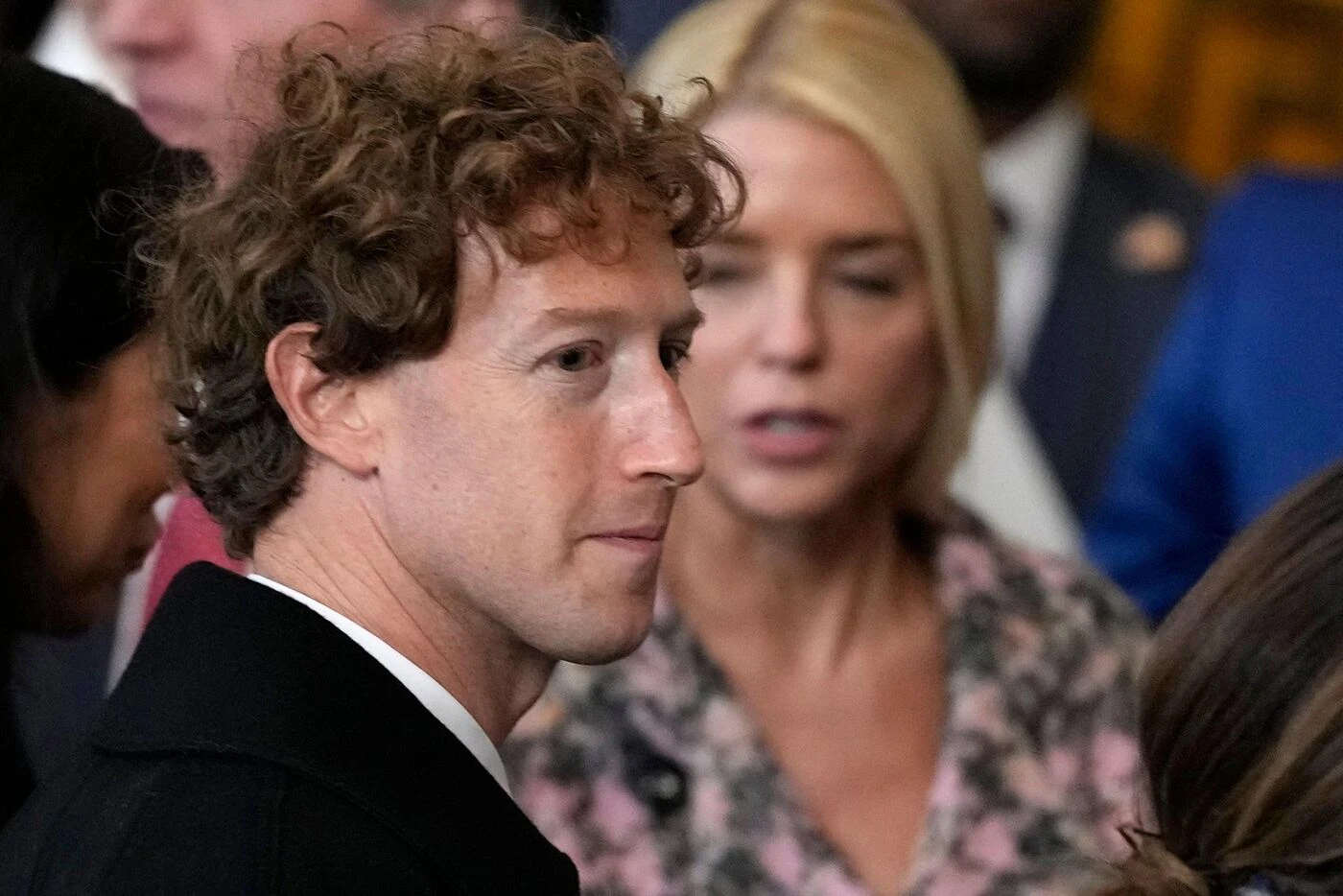 Californie : des feux de circulation piratés avec les voix de Elon Musk et Mark Zuckerberg