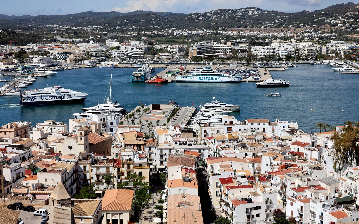 « Un tournant » : Ibiza limite drastiquement l’entrée des voitures pour lutter contre le surtourisme