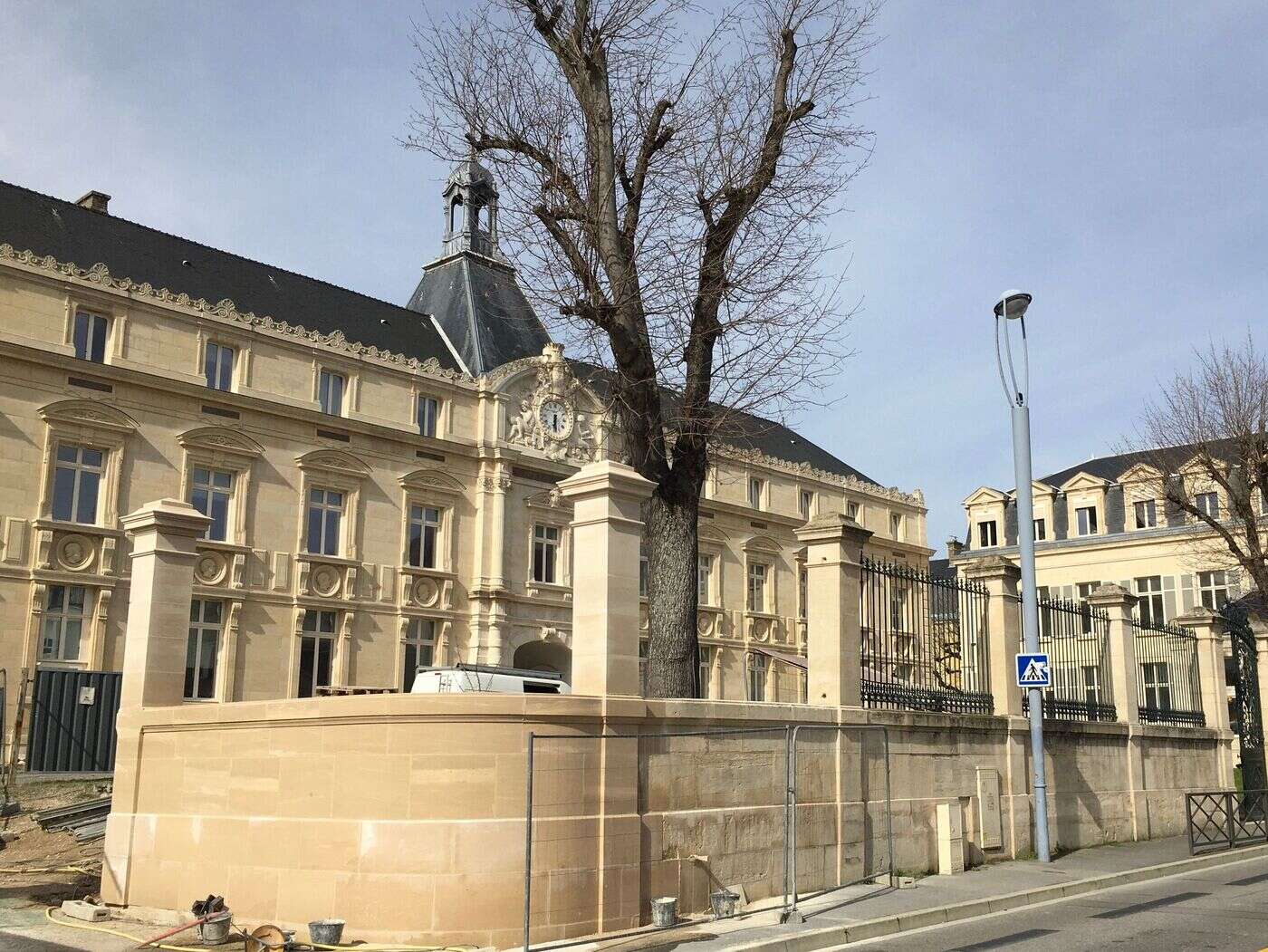 « C’est sidérant ce qui s’est passé » : à Reims, les parents d’élèves sous le choc de l’agression au marteau d’un collégien