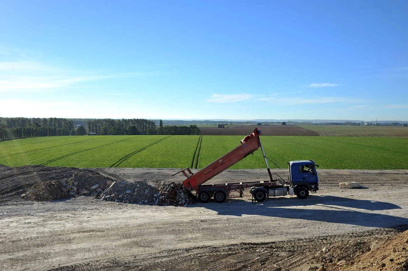 Seine-et-Marne : un homme meurt écrasé entre un camion et un bulldozer sur son lieu de travail