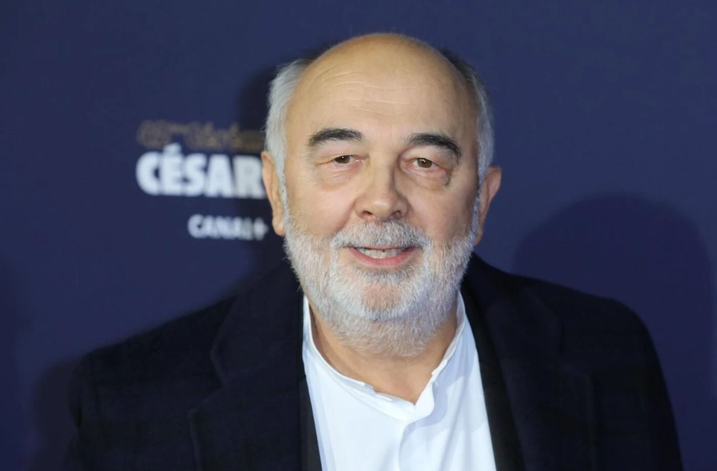 « Quel con ! » : très ému, Gérard Jugnot revient sur la disparition de Michel Blanc qui l’a laissé « un petit peu » orphelin