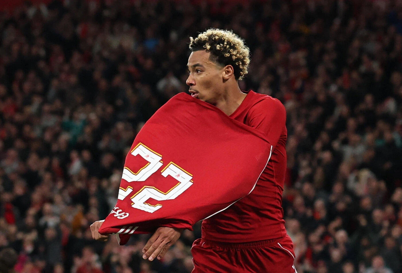 « Inutile et stupide » : Arne Slot furieux après le carton rouge d’Ekitike pour avoir enlevé son maillot