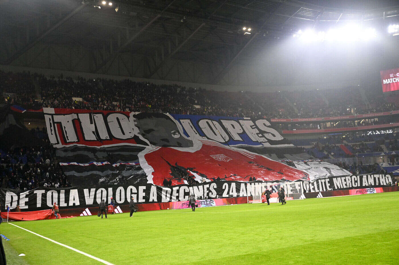 Ligue 1 : les supporters lyonnais affichent un tifo en hommage à Anthony Lopes, parti au FC Nantes