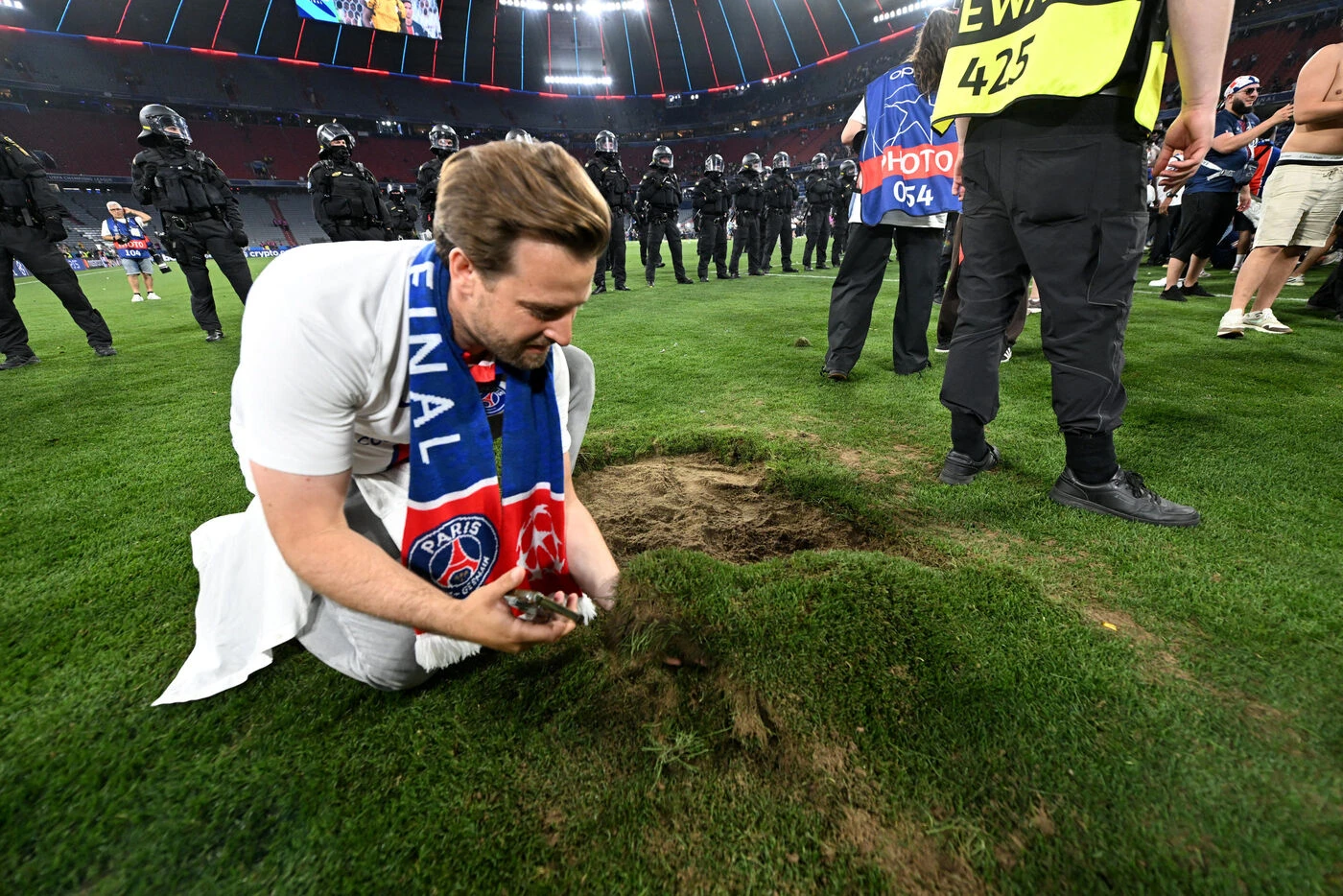 Bout de pelouse, filet découpé : des supporters du PSG ont arraché un souvenir à Munich après le sacre