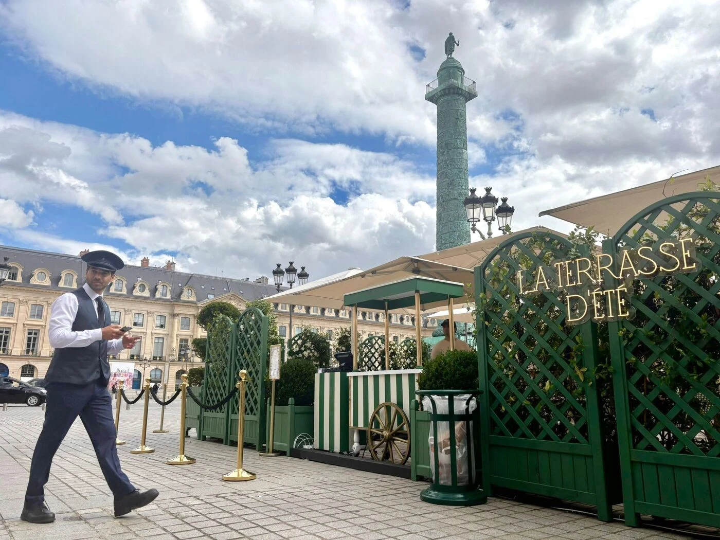 Place Vendôme, la terrasse estivale du Ritz divise : comment dynamiser sans dénaturer ce site classé ?