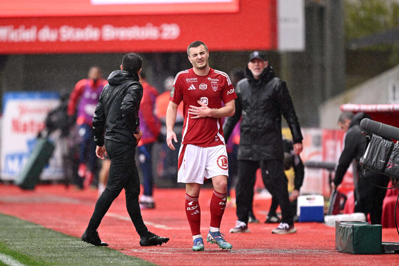 Ligue 1 : le capitaine de Brest, Brendan Chardonnet, opéré d’un pneumothorax et absent plusieurs semaines