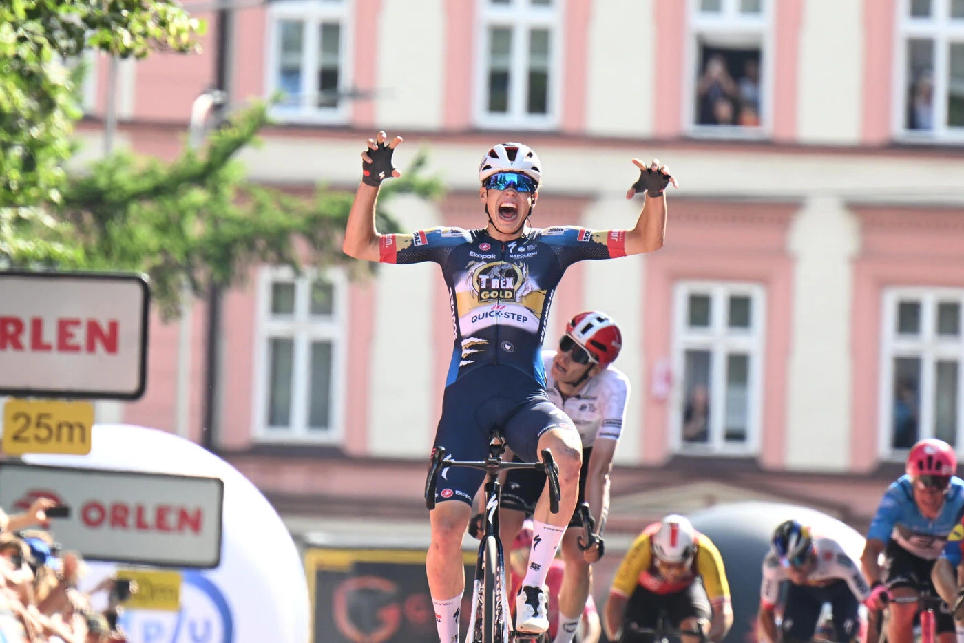 Cyclisme : les images des deux belles victoires françaises du jour avec Paul Magnier et Léo Bisiaux