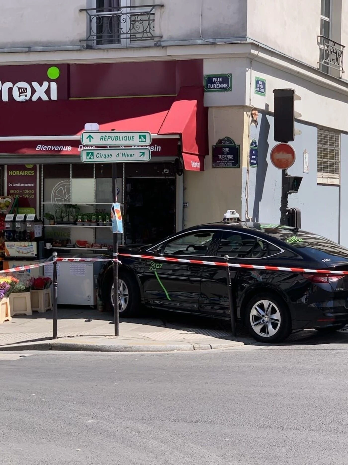 « J’ai vu la voiture arriver dans le magasin ! » : un piéton dans le coma après avoir été percuté par un taxi à Paris