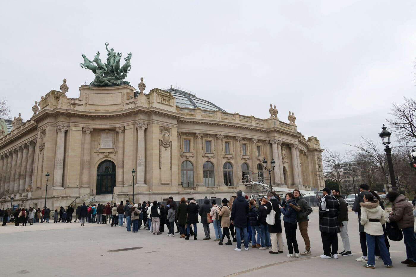 Plus d’1h30 de queue : quand la file d’attente de la patinoire du Grand Palais des glaces à Paris fait des mécontents