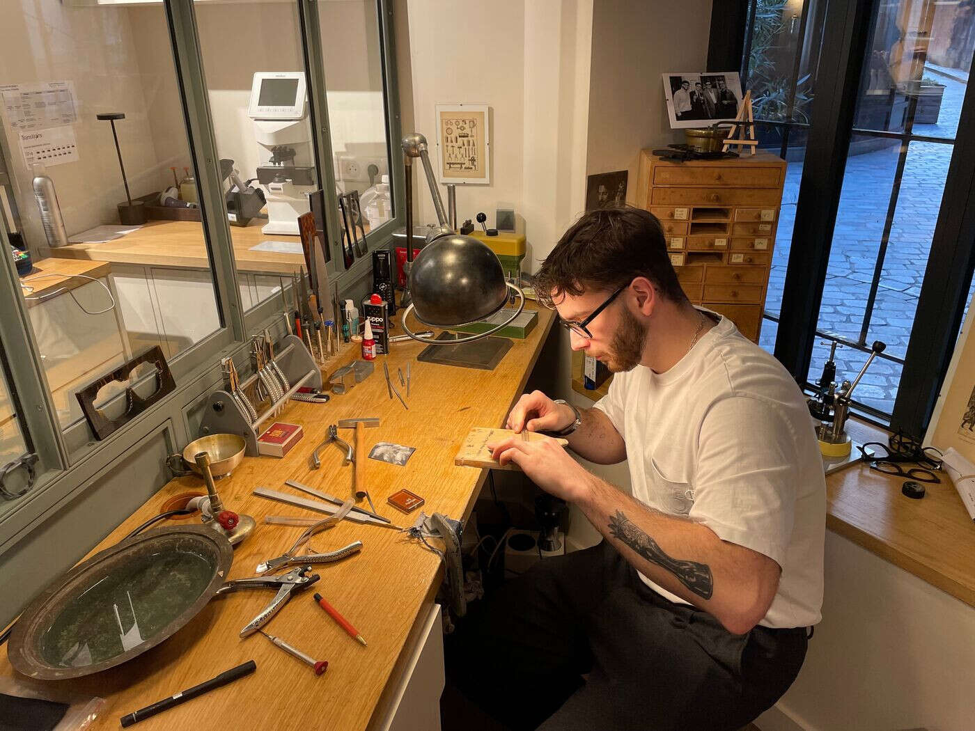 Paris : autrefois lunetier de Louis XV, le plus vieil opticien de la capitale recycle désormais vos lunettes